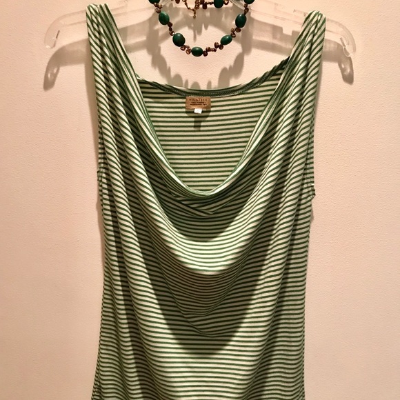 Perfect top w appealing neckline NEW! Stay nice & cool! - Picture 4 of 4